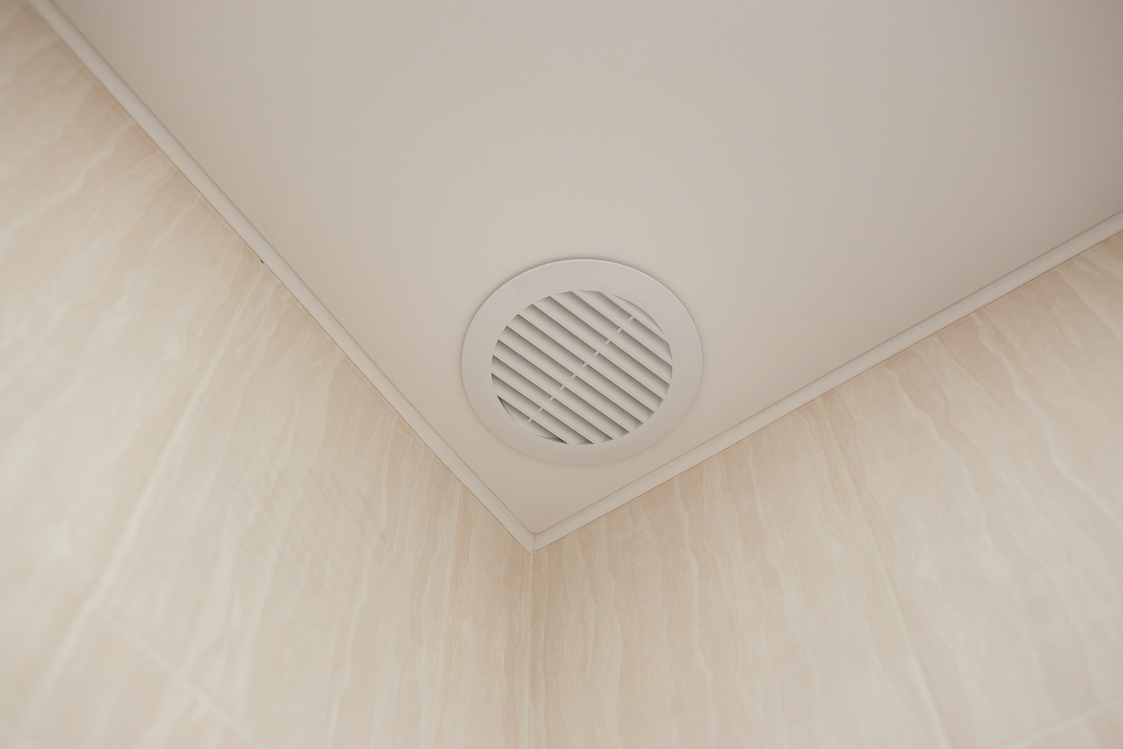 Ventilatierooster in plafond